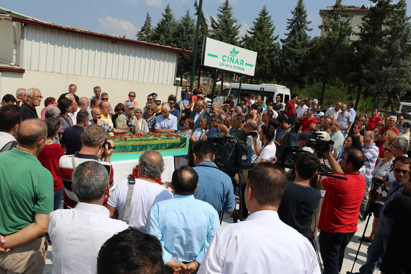 Vedat Türkali alkışlarla uğurlandı 1