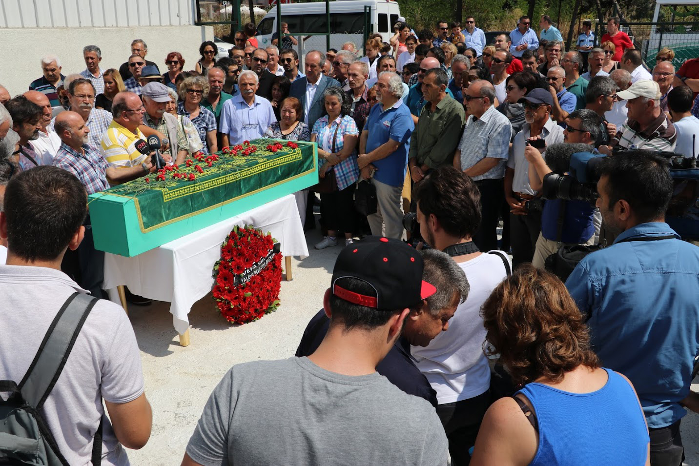 Vedat Türkali alkışlarla uğurlandı 2