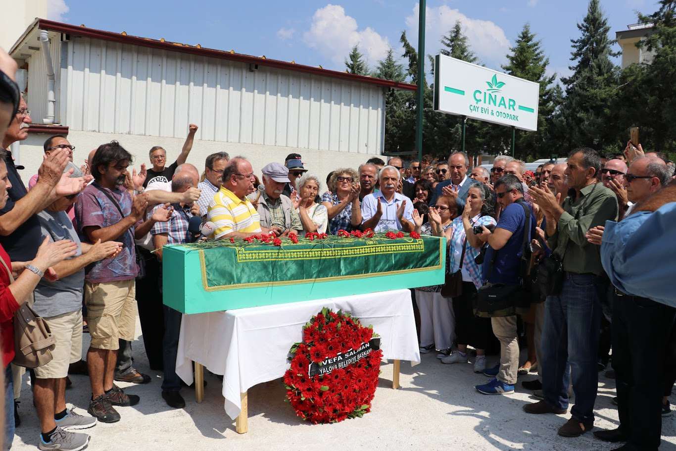 Vedat Türkali alkışlarla uğurlandı 3