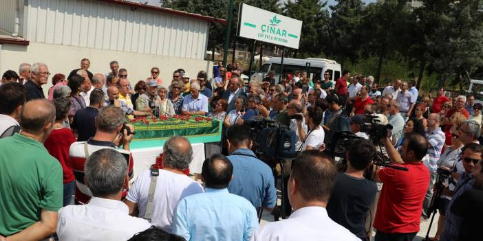 Vedat Türkali alkışlarla uğurlandı