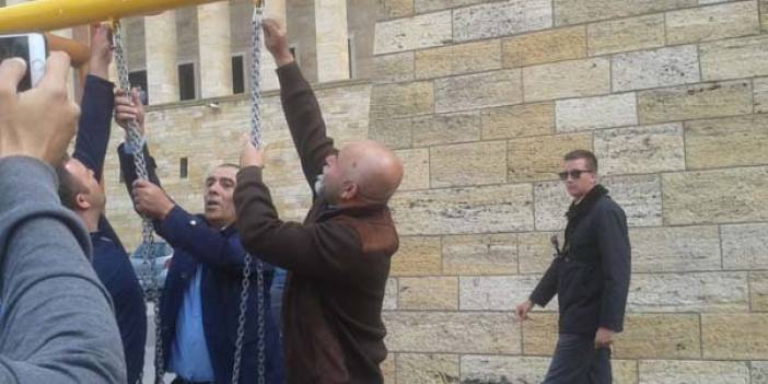 Bir grup genç Anıtkabir'deki oyun parkını söktü