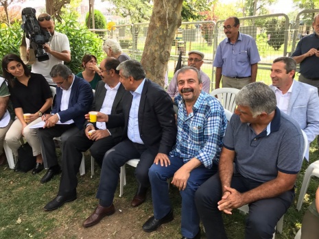 CHP'nin, Yoğurtçu Parkı'ndaki HDP nöbetine ziyaretinden kareler 11
