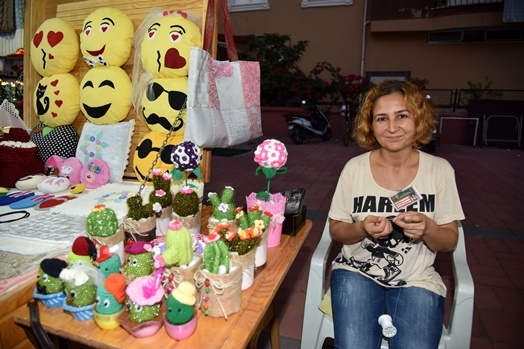 Ev Kadınları El Sanatları Sokağı'nda 1