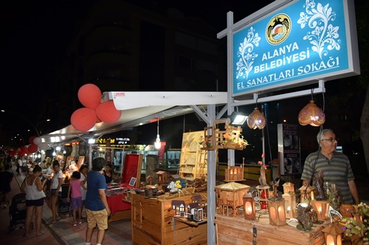 Ev Kadınları El Sanatları Sokağı'nda 2