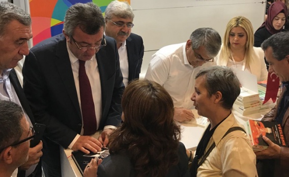 TÜYAP'ta Enis Berberoğlu izdihamı! 1