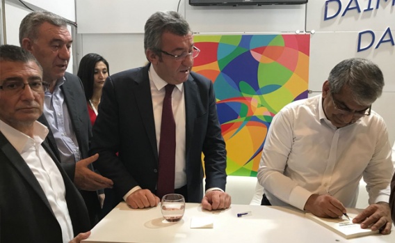 TÜYAP'ta Enis Berberoğlu izdihamı! 4