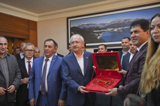 Kılıçdaroğlu Finike'de afetzede vatandaşları ziyaret etti 16