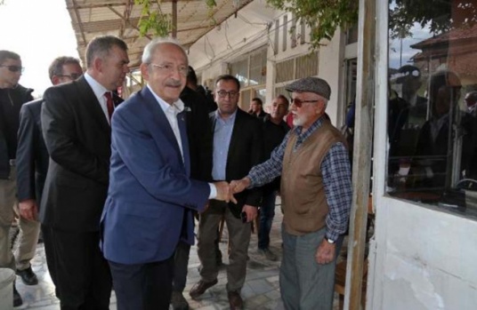 Kılıçdaroğlu Finike'de afetzede vatandaşları ziyaret etti 17