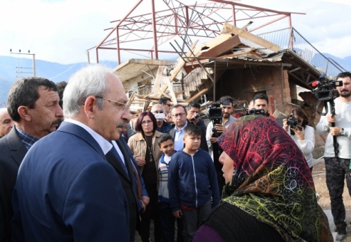Kılıçdaroğlu Finike'de afetzede vatandaşları ziyaret etti 3