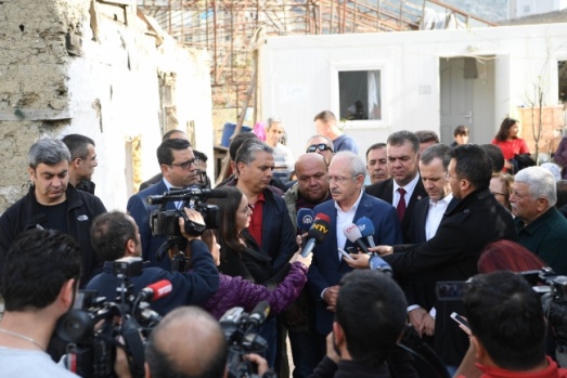 Kılıçdaroğlu Finike'de afetzede vatandaşları ziyaret etti 5