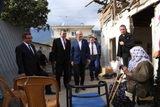 Kılıçdaroğlu Finike'de afetzede vatandaşları ziyaret etti 6