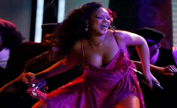 Rihanna'dan vahşi performans 1