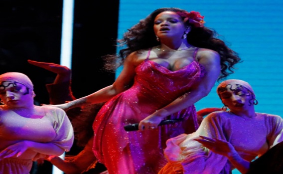 Rihanna'dan vahşi performans 3