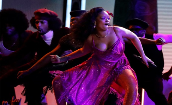 Rihanna'dan vahşi performans 5