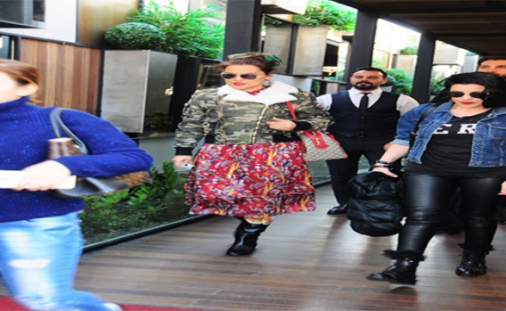 Demet Akalın yine kıyafetinin parasıyla duyanları şok etti 2