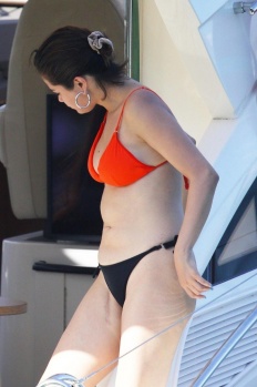 Selena Gomez yatta güneşlenirken görüntülendi! 2