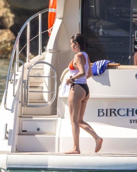 Selena Gomez yatta güneşlenirken görüntülendi! 3