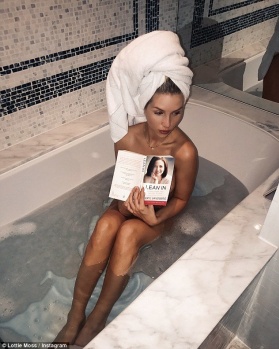 Lottie Moss küvetten paylaştı! 3