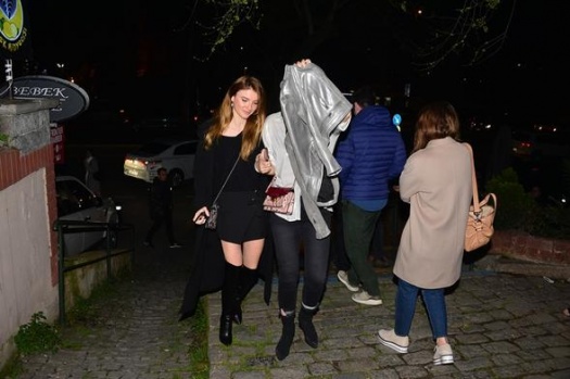 Ünlü model yere kapaklandı! 6