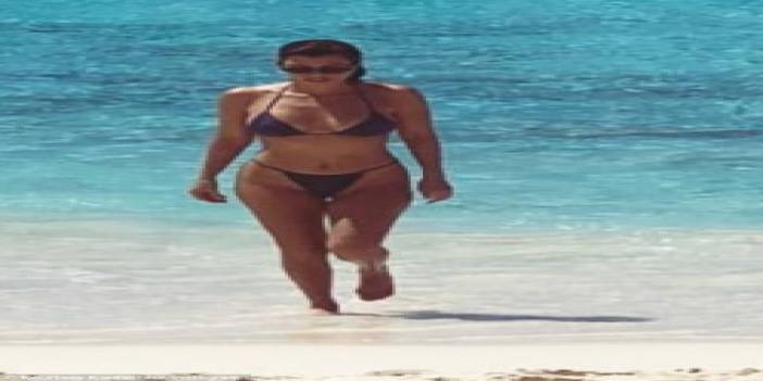 Seksi kardeşler tatilde bikinili pozlarını yarıştırdı