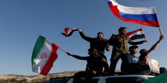 Suriye'de bu sabah... Suriyeliler Rus bayrakları ile sokaklarda