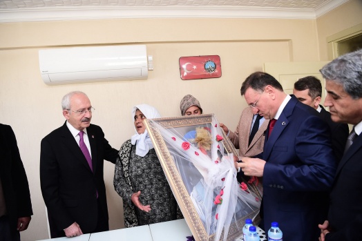 CHP liderinden Kırıkhan'da şehit ailesini ziyaret 3