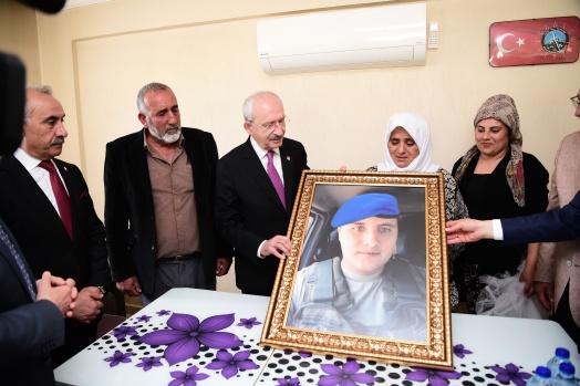 CHP liderinden Kırıkhan'da şehit ailesini ziyaret 5