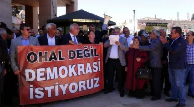 CHP'den OHAL'e karşı oturma eylemi 10