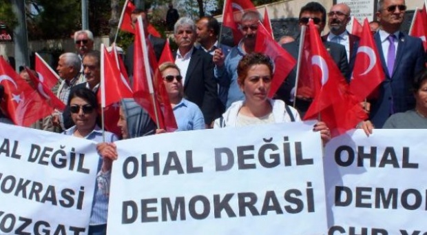 CHP'den OHAL'e karşı oturma eylemi 12