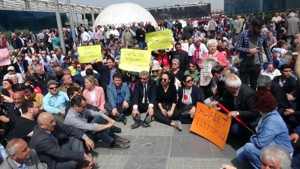 CHP'den OHAL'e karşı oturma eylemi 5
