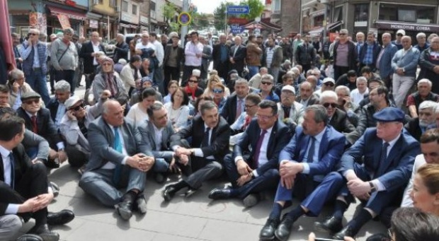 CHP'den OHAL'e karşı oturma eylemi 6