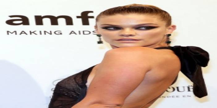 Olay yaratan yatak odası pozu