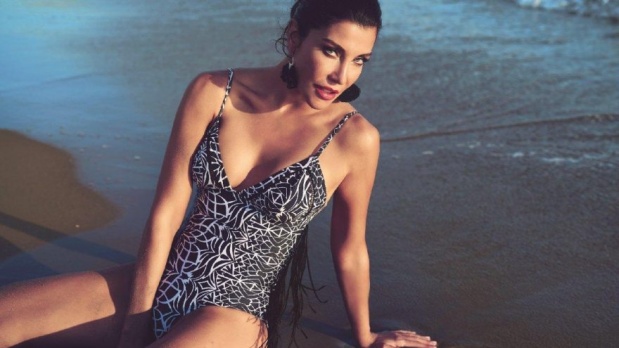 Bikinili fotoğraflarıyla yıllara meydan okudu 7