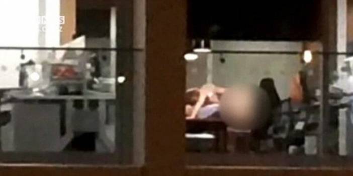 Skandalın böylesi! Ofis ortasında bir anda soyunmaya başlayıp...