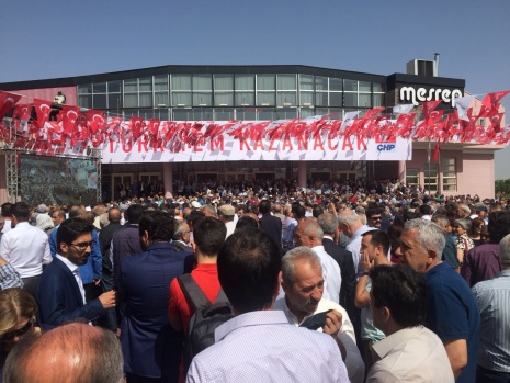 Salon 'iktidar' ve 'İnce başkan' sloganları ile inliyor 1