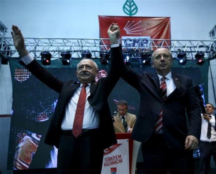 Salon 'iktidar' ve 'İnce başkan' sloganları ile inliyor 12