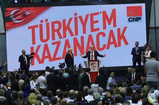 Salon 'iktidar' ve 'İnce başkan' sloganları ile inliyor 14