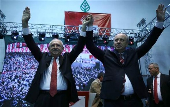 Salon 'iktidar' ve 'İnce başkan' sloganları ile inliyor 15
