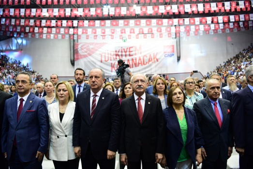 Salon 'iktidar' ve 'İnce başkan' sloganları ile inliyor 16