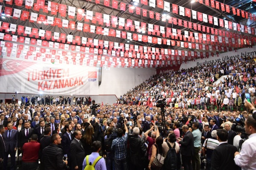 Salon 'iktidar' ve 'İnce başkan' sloganları ile inliyor 17