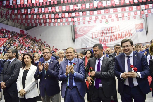 Salon 'iktidar' ve 'İnce başkan' sloganları ile inliyor 18