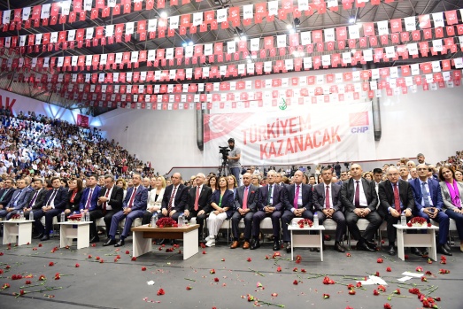 Salon 'iktidar' ve 'İnce başkan' sloganları ile inliyor 19