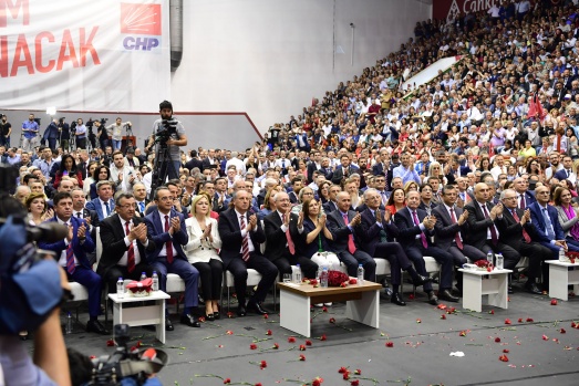 Salon 'iktidar' ve 'İnce başkan' sloganları ile inliyor 20