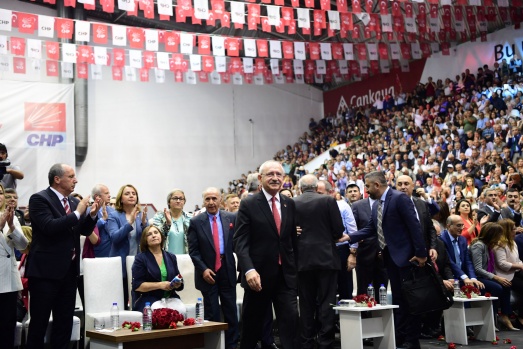 Salon 'iktidar' ve 'İnce başkan' sloganları ile inliyor 22