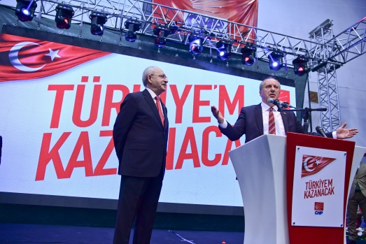 Salon 'iktidar' ve 'İnce başkan' sloganları ile inliyor 23