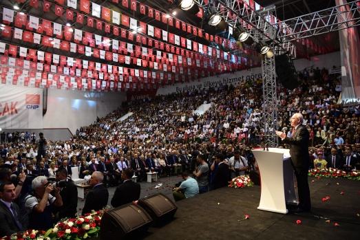 Salon 'iktidar' ve 'İnce başkan' sloganları ile inliyor 25