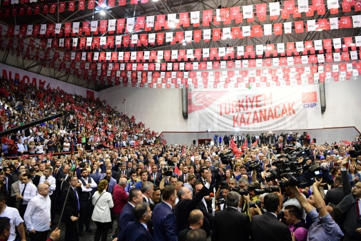 Salon 'iktidar' ve 'İnce başkan' sloganları ile inliyor 26