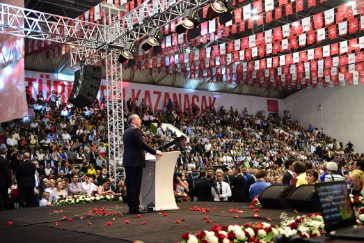 Salon 'iktidar' ve 'İnce başkan' sloganları ile inliyor 29