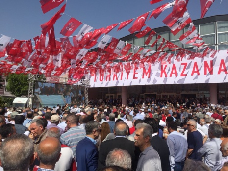 Salon 'iktidar' ve 'İnce başkan' sloganları ile inliyor 3