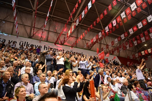 Salon 'iktidar' ve 'İnce başkan' sloganları ile inliyor 32